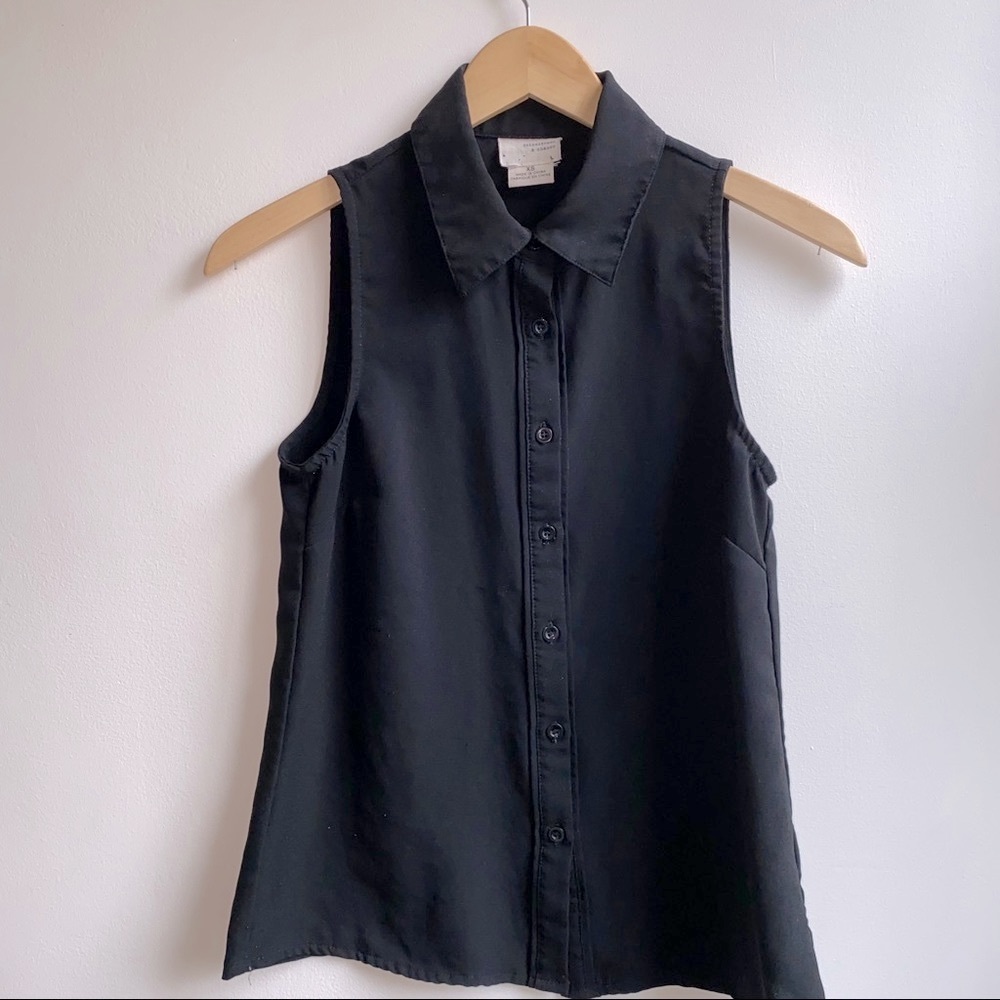 Collared Sleeveless Black Blouse